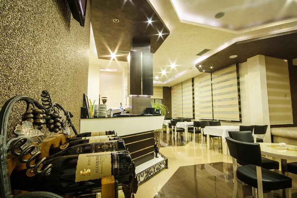 Hotel Oasis Podgorica Ngoại thất bức ảnh
