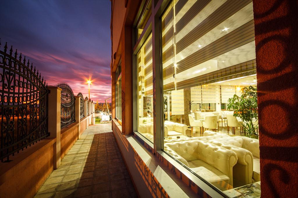Hotel Oasis Podgorica Ngoại thất bức ảnh