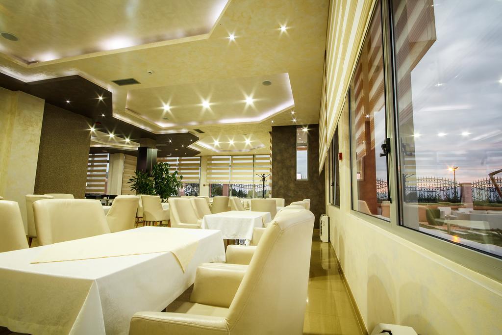 Hotel Oasis Podgorica Ngoại thất bức ảnh